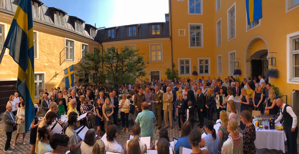 Kören sjunger för publik på Sveriges ambassad i Tallinn.